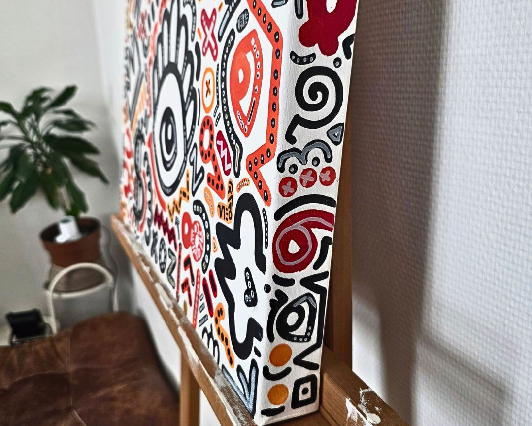 Mise en situation — toile Luce Cee accrochée dans un intérieur chaleureux
