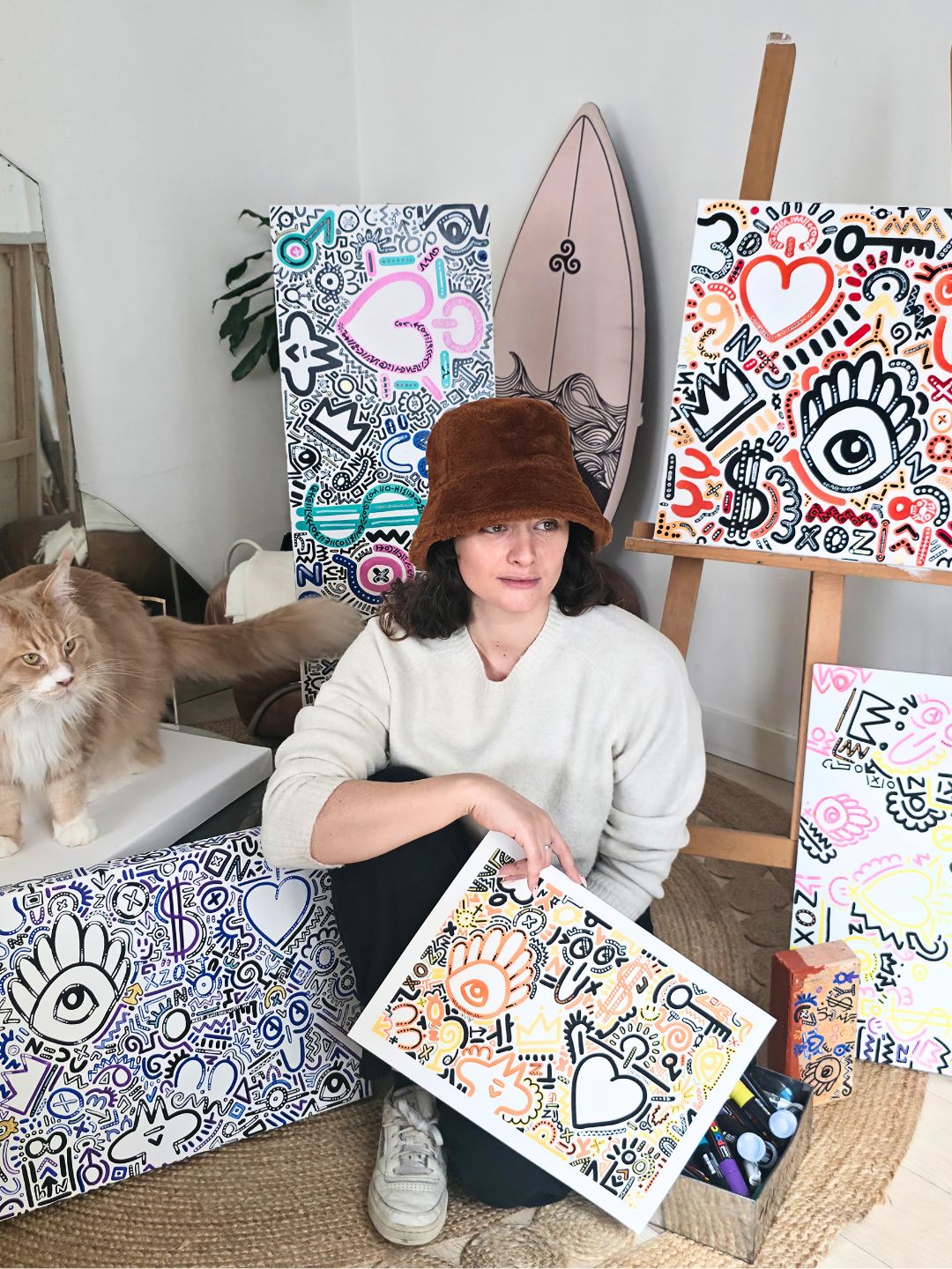 L'ariste entouré de ses plus belle toiles, ou elle cache les 7 clés du bonheur