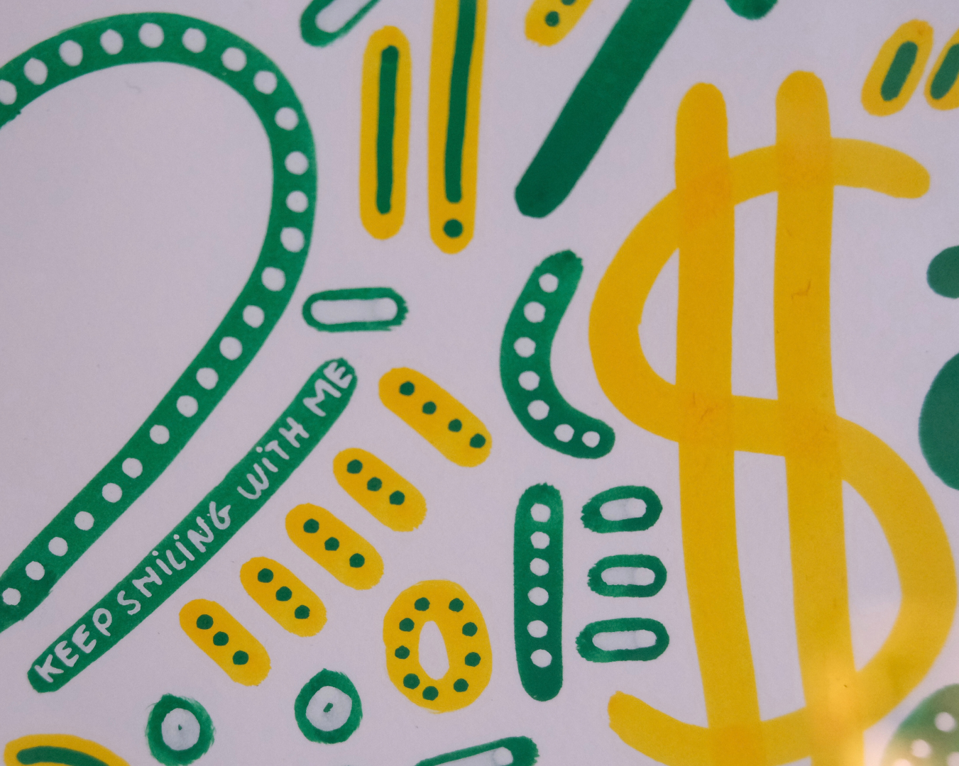 Motifs graphiques jaune et vert dans l’œuvre originale Keep Smiling With Me n°7.