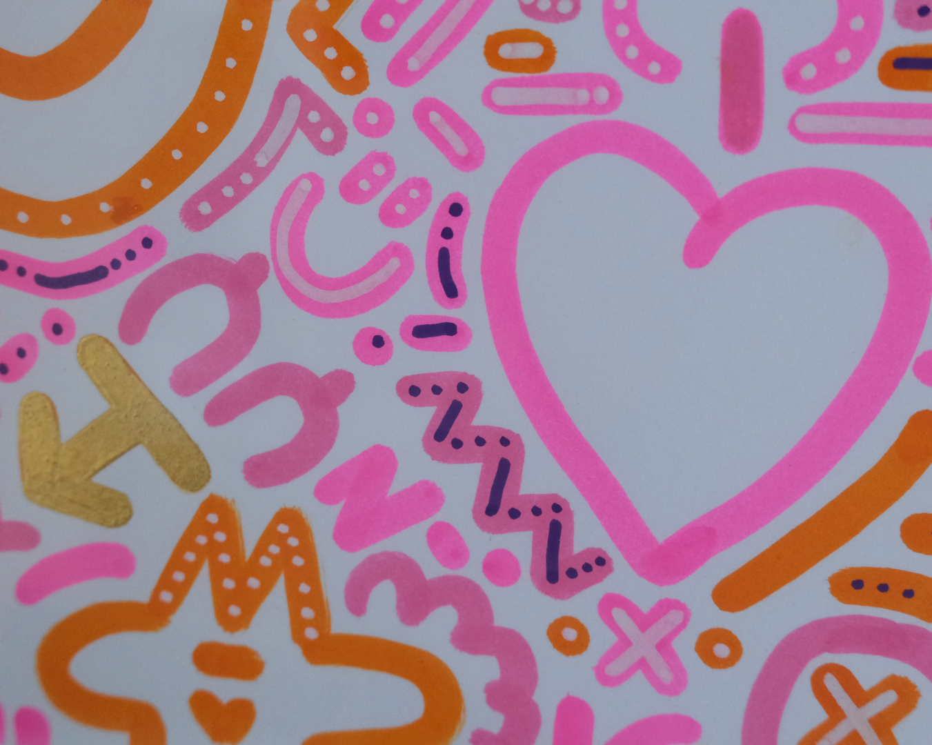 Motifs graphiques rose et orange dans l’œuvre originale Keep Smiling With Me n°11.