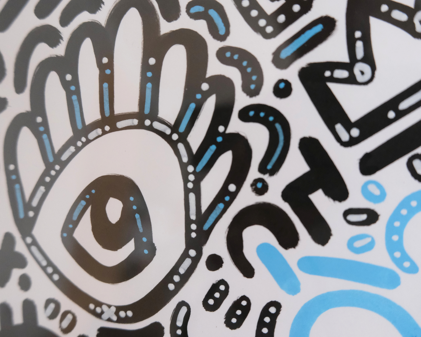 Motifs graphiques noirs avec touche de bleu ciel dans l’œuvre originale Keep Smiling With Me n°14.
